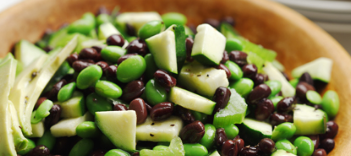 La meilleure salade santé aux haricots noirs, edamanes et avocat